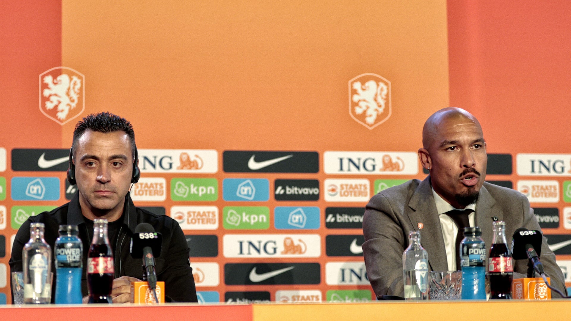 Nigel de Jong presentó a Xavi Hernández como nuevo entrenador de Países Bajos (Reuters)