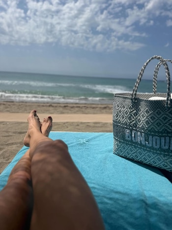 Las fotos del viaje de Mariana Fabbiani sumaron escenas de playa, una vista del mar atlántico y un conejo silvestre durante una comida al aire libre