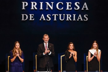 El Rey Felipe VI (c) preside junto a la reina Letizia, (2d) la Princesa Leonor (2i) y la infanta Sofía (d) la 43º edición de los Premios Princesa de Asturias, este viernes en el Teatro Campoamor de Oviedo. EFE/ Chema Moya