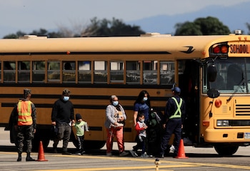 Migrantes hondureños caminan para abordar