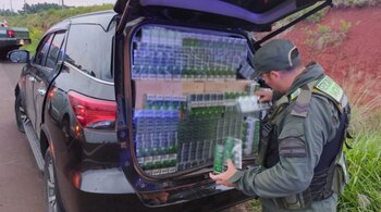 Un efectivo de Gendarmería revisa