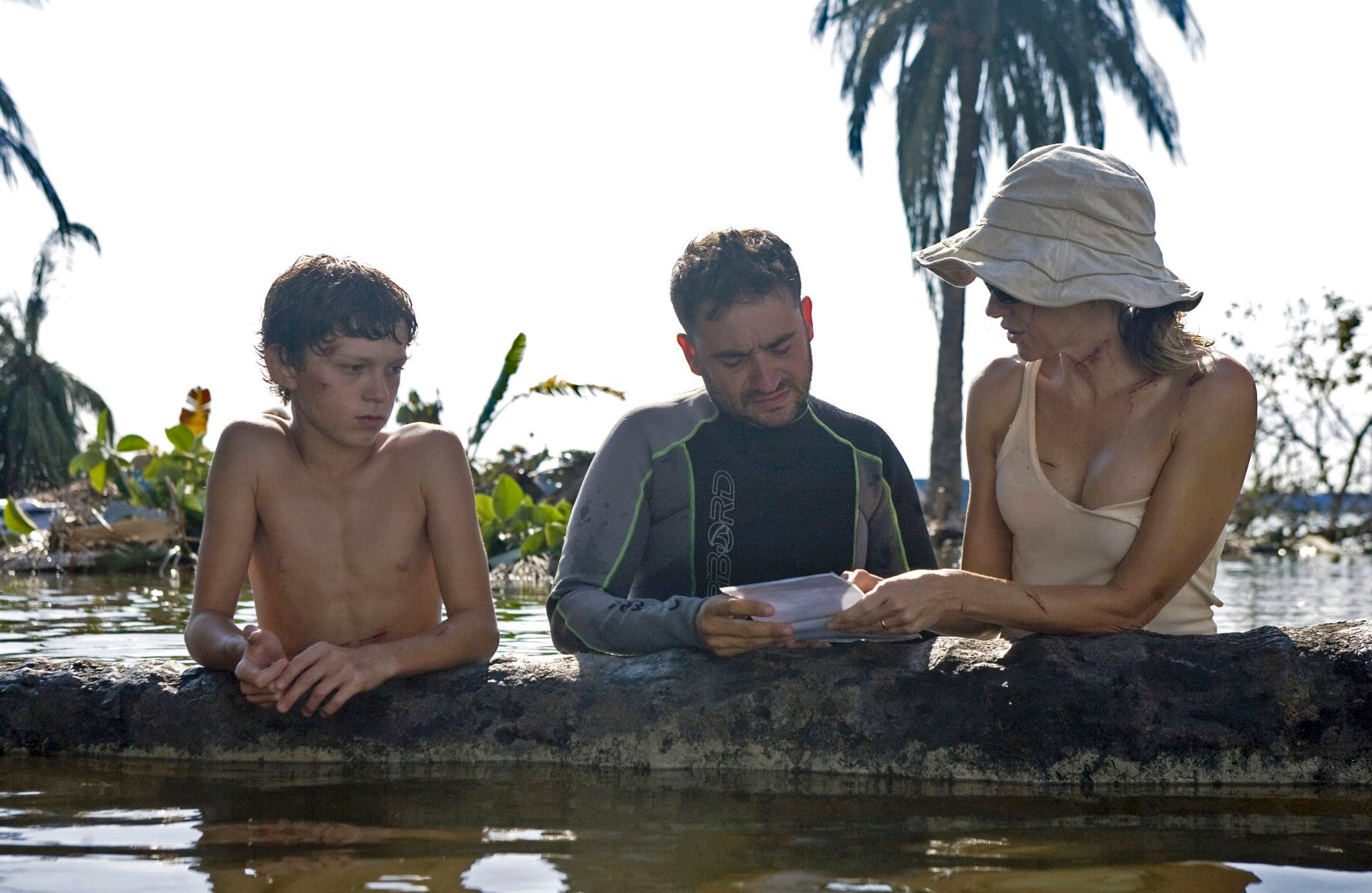 Los actores, la británica Naomi Watts (d) y Tom Holland (i) junto al cineasta español Juan Antonio Bayona (c) durante el rodaje de