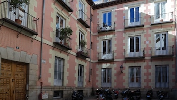 Esta es la plaza más pequeña de Madrid: un rincón de la época de los Austrias con la imagen del patrón de Navarra