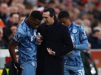 Unai Emery dándole instrucciones a