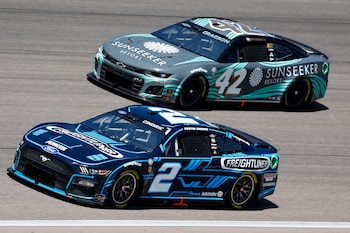 Austin Cindric (2), cuyos mecánicos fueron suspendidos, y Noah Gragson (42) (Mike Dinovo-USA TODAY Sports)