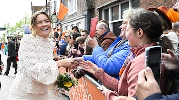 La princesa Ariane de los Países Bajos (izq.) firma autógrafos durante la celebración del Día del Rey en Dokkum, Países Bajos, el 27 de abril de 2026. (EFE/EPA/SEM VAN DER WAL / POOL).