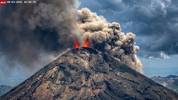 Guatemala declara alerta naranja por el Volcán de Fuego en Escuintla y suspenden ascensos