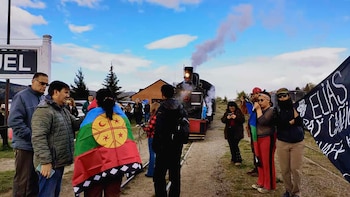 Un grupo de mapuches bloqueó
