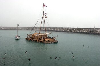El barco Tangaroa zarpa de la Escuela de la Marina de Perú en una travesía a la Polinesia el 28 de abril de 2006. Su tripulación pretendía llegar a la Polinesia usando las corrientes oceánicas y el viento como únicos medios de locomoción. EFE/Sergio Urday/Archivo