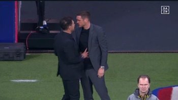 Momento de tensión entre el técnico del Atlético de Madrid, Diego Simeone, y el director deportivo del Dortmund, Kehl (Redes sociales)