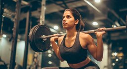 De los 30 a los 60 años: los 6 ejercicios de fuerza recomendados por expertas para impulsar la salud femenina