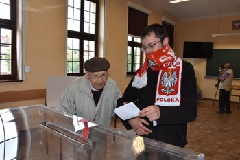 12/07/2020 12 July 2020, Poland, Lubin: A man helps an elderly man to cast his vote at a polling station during the second round of the Polish presidential election. Photo: Piotr Twardysko-Wierzbicki/ZUMA Wire/dpa
POLITICA INTERNACIONAL
Piotr Twardysko-Wierzbicki/ZUMA / DPA