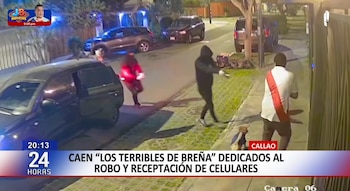 Grabación nocturna de una calle con tres automóviles, tres personas, un perro, y el recuadro de un noticiero que incluye el texto "CALLAO" y el título de una noticia