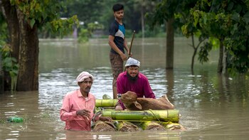 Personas con el agua hasta