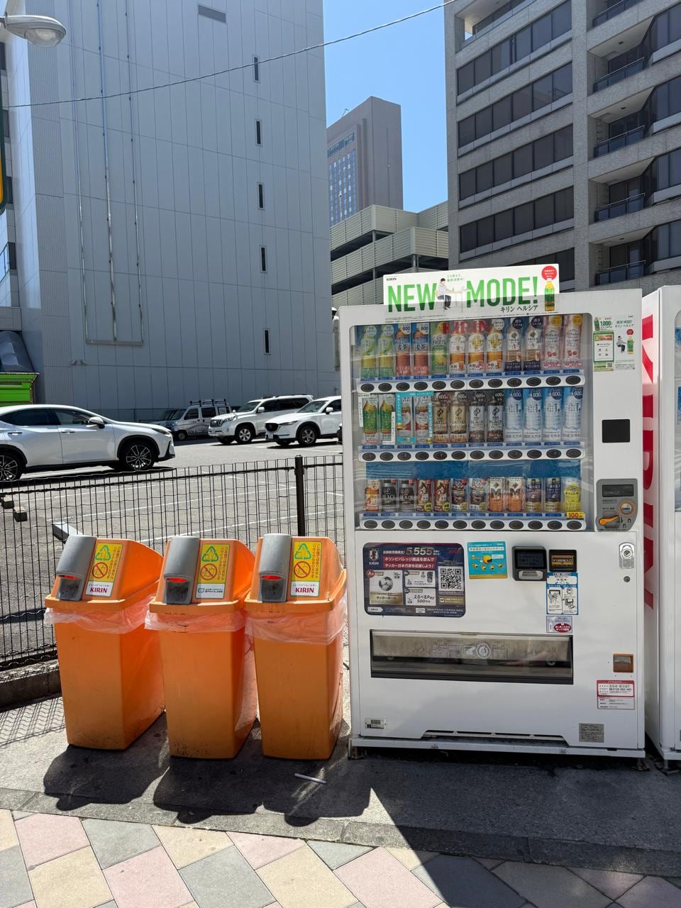 Una máquina expendedora y tres papeleras de reciclaje donde solo se pueden descartar latas o botellas, no permite otro tipo de residuo. (Infobae)