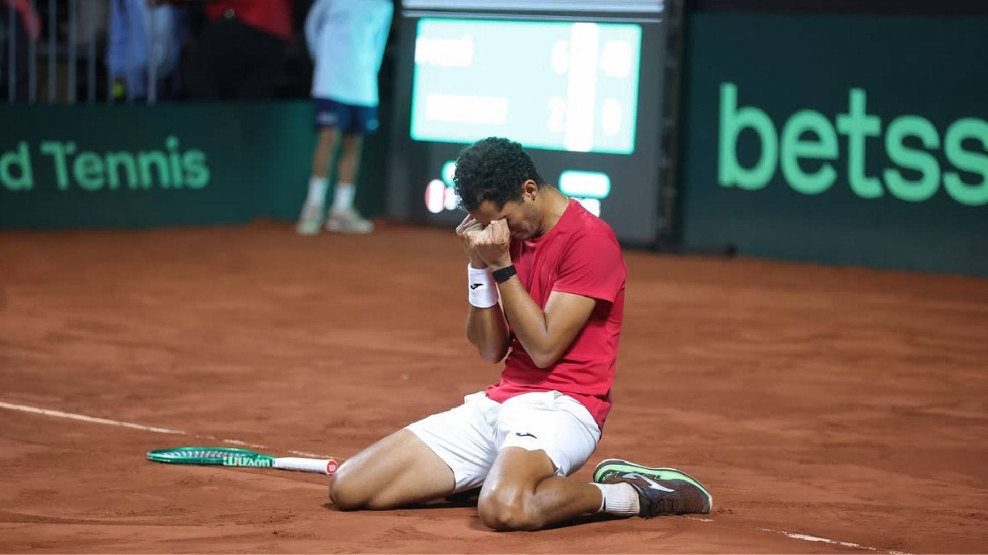Juan Pablo Varillas, de rodillas tras darle a Perú el punto final para clasificar a las Qualifiers de la Copa Davis por segunda edición consecutiva. Crédito: Instagram Juan Pablo Varillas.