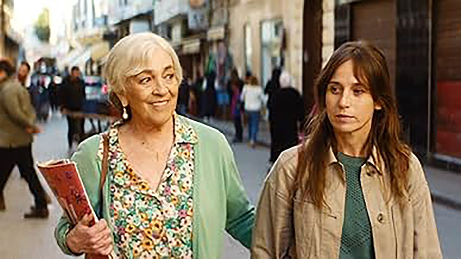 María Ángeles (Carmen Maura) y su hija Clara (Marta Etura), por las calles de Tánger