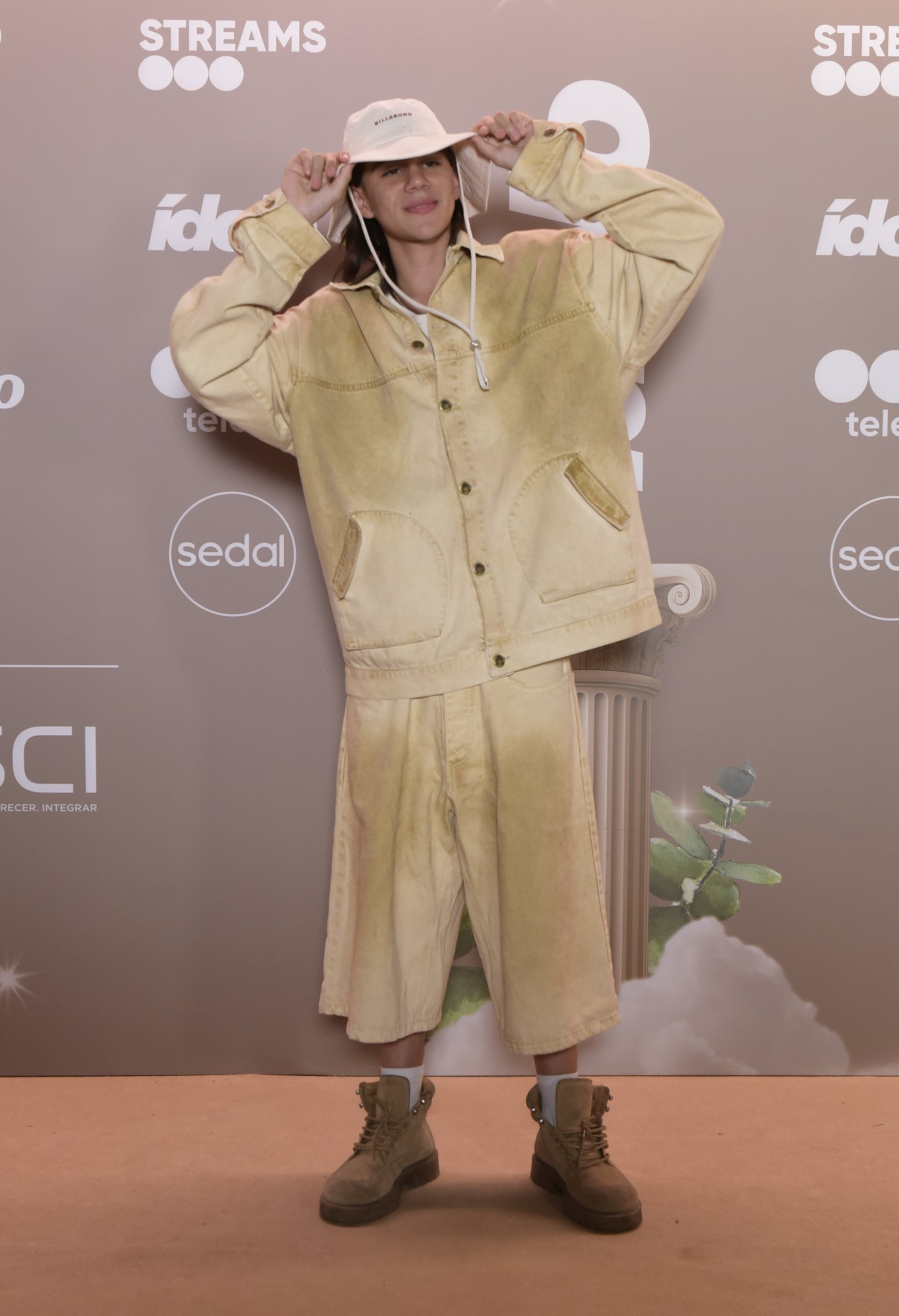 Valentino Merlo optó por una propuesta informal con chaqueta amplia beige, pantalón corto, borcegos marrones y sombrero tipo bucket