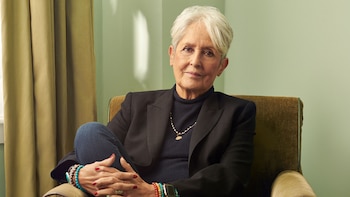 Joan Baez rejuvenece junto a