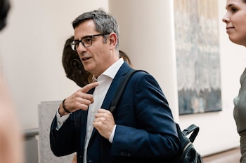 23/06/2026 El ministro de la Presidencia, Justicia y Relaciones con las Cortes, Félix Bolaños, a su llegada a una sesión de control al Gobierno, en el Senado, a 23 de junio de 2026, en Madrid (España). La Cámara Alta acoge una intensa sesión de control al Gobierno marcada por las exigencias de los grupos parlamentarios en materia de infraestructuras ferroviarias y carreteras en Catalunya, el debate en torno al incremento de la violencia armada y las irregularidades fiscales, así como las interpelaciones relativas a los criterios de la SEPI para adjudicar ayudas públicas y el impacto habitacional de la okupación e inquiocupación.
POLITICA
Carlos Luján - Europa Press