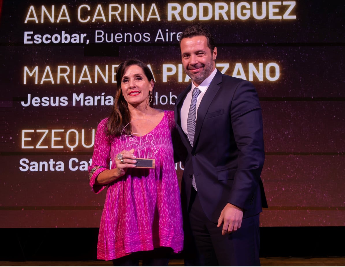Ana Carina Rodríguez, Secretaria de Innovación de la Municipalidad de Escobar junto a Juan Mazzón, gerente de Banco Macro.