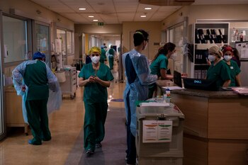 Personal sanitario en la sala