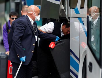 Los pasajeros que llegan toman