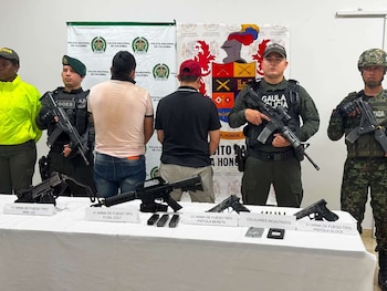 Operativo en La Muzanda permite incautar armas y detener a miembros de las Autodefensas Conquistadoras de la Sierra - crédito Ejército Nacional de Colombia