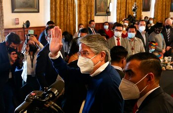 El presidente de Ecuador, Guillermo Lasso, se reúne con la dirigencia de la Confederación de Nacionalidades Indígenas de Ecuador hoy, en el Palacio de Carondelet, en Quito (Ecuador). EFE/José Jácome