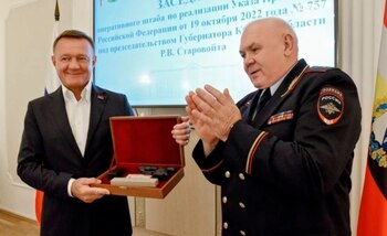 Roman Starovoit (izquierda) al recibir