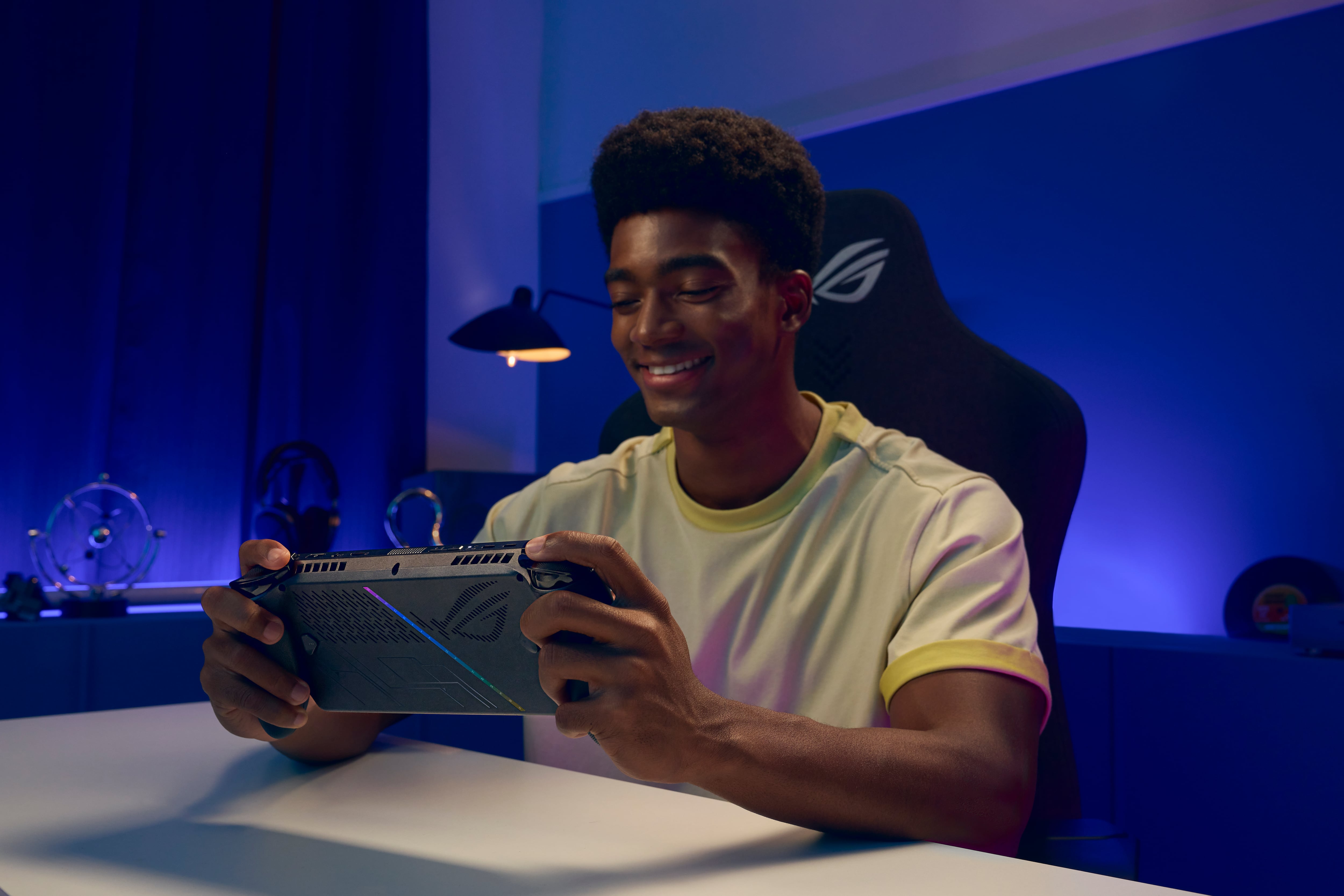 El acceso a configuraciones rápidas y widgets personalizados puede realizarse mediante botones físicos o el menú en pantalla. (Foto: ASUS)