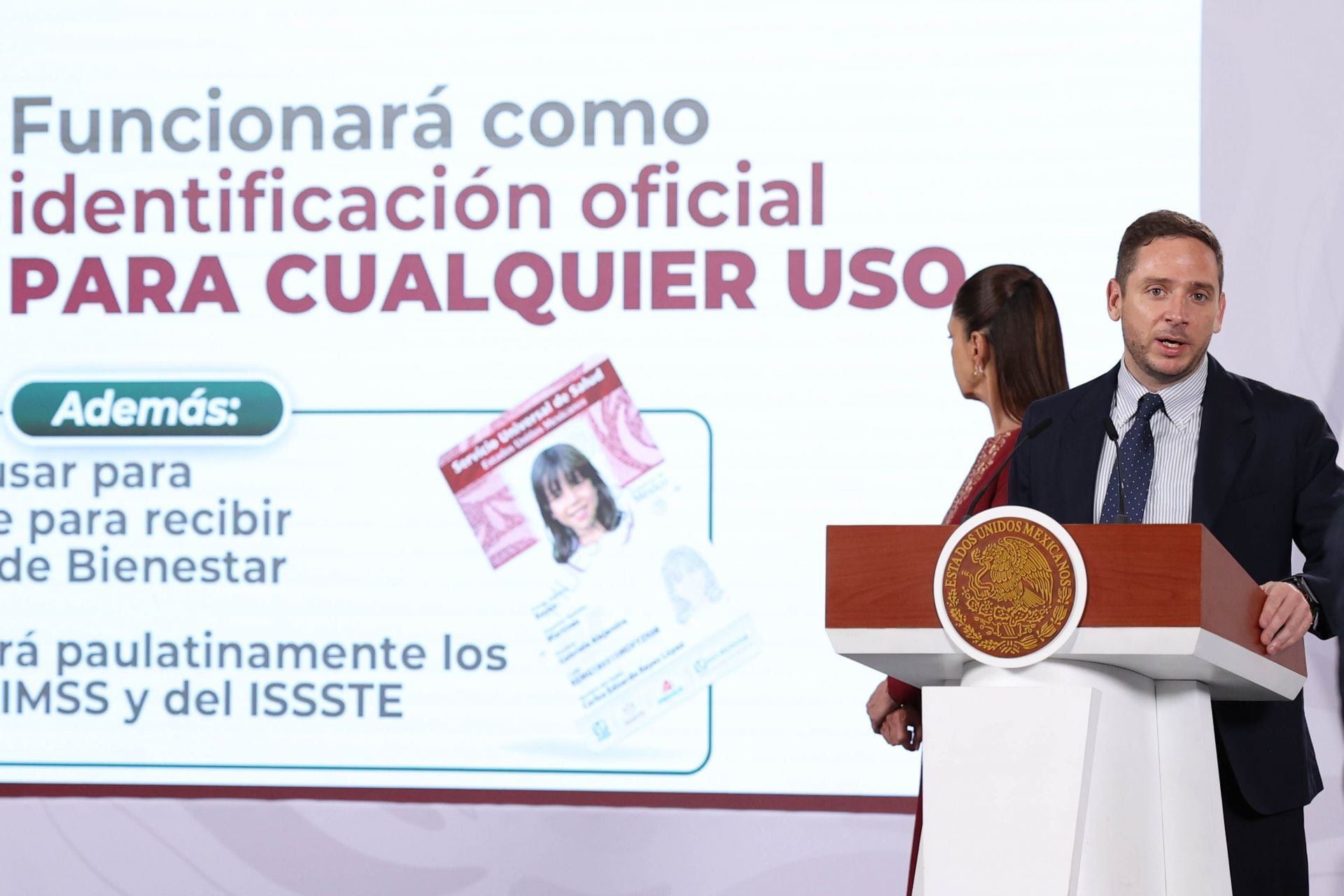 CIUDAD DE MÉXICO, 07ABRIL2026.- Eduardo Clark, subsecretario de Integración Sectorial y Desarrollo de la Secretaria de Salud, durante la conferencia Mañanera del Pueblo en la que se anunció la credencialización para la integración del Servicio Universal de Salud, el cuál busca la atención de las y los mexicanos en cualquiera de las instituciones de esta área (IMSS, ISSSTE e Imss-bienestar)FOTO: GALO CAÑAS/CUARTOSCURO.COM