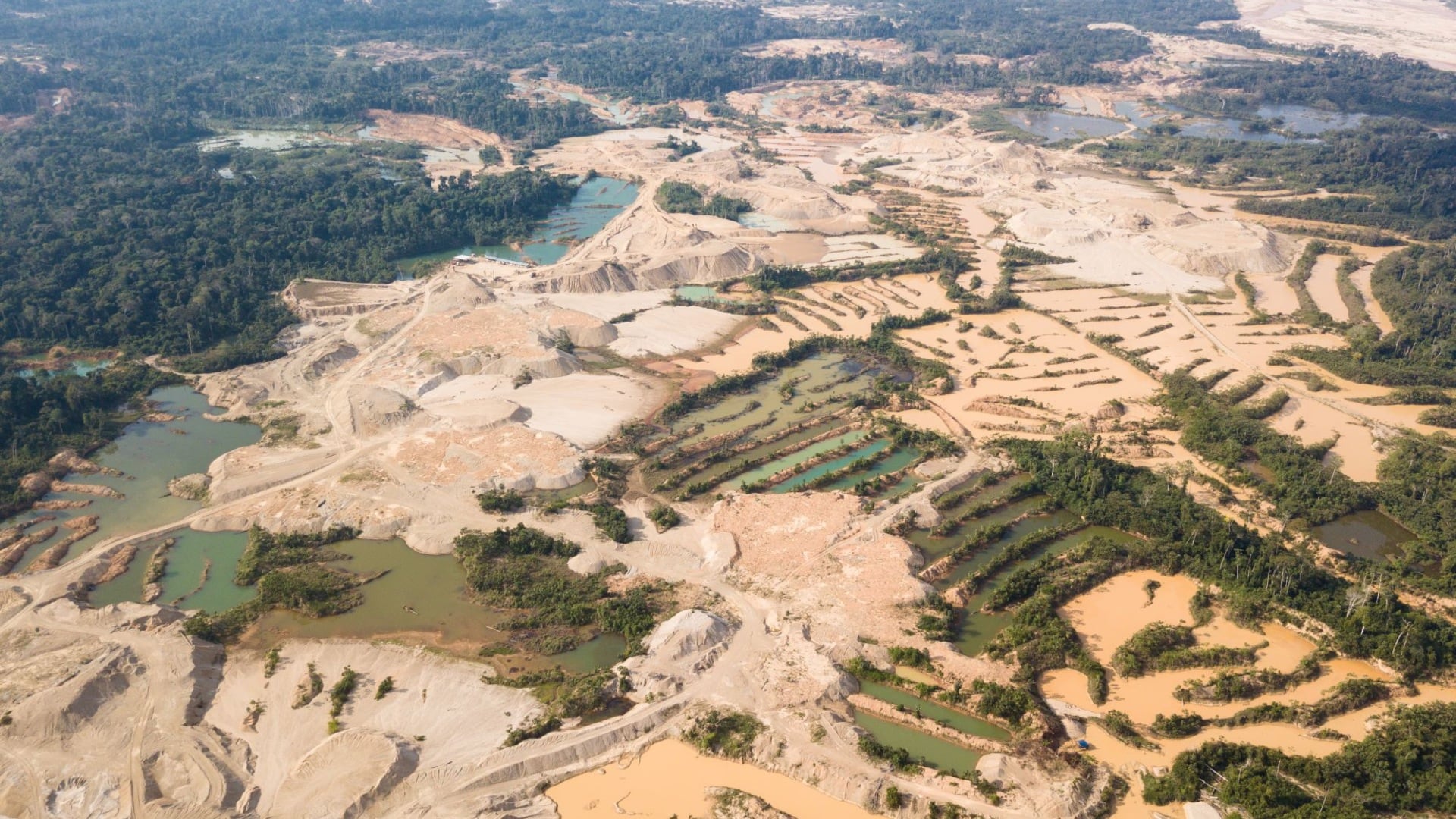 En las zonas intervenidas, el suelo puede superar los 50 °C, lo que impide el crecimiento de vegetación y cualquier uso productivo sin intervención técnica especializada. Foto: Mongabay Latam