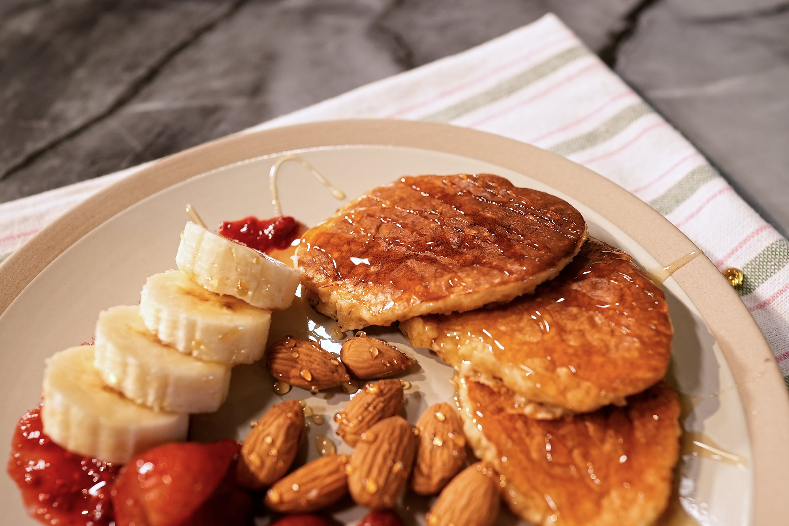 La avena procesada y el yogur griego se combinan en una mezcla que no requiere horno ni técnica especial para lograr pancakes dorados y esponjosos (Flora Producciones)