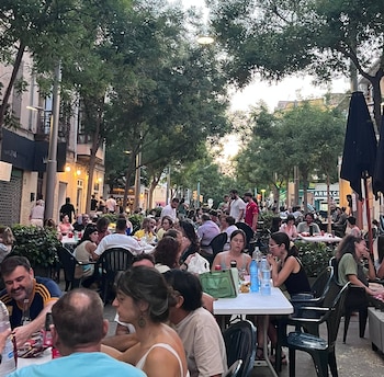 Vecinos se reúnen en una plaza para cenar en el centro de Palma. (Cedida a Infobae)
