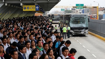 “Faltan buses”: pasajeros del Metropolitano denuncian demoras, peleas y unidades a alta velocidad