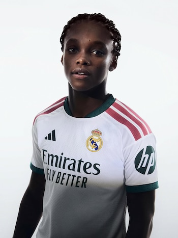 La nueva camiseta tiene rayas rosas y el cuello junto con las mangas es de color verde oscuro - crédito Real Madrid
