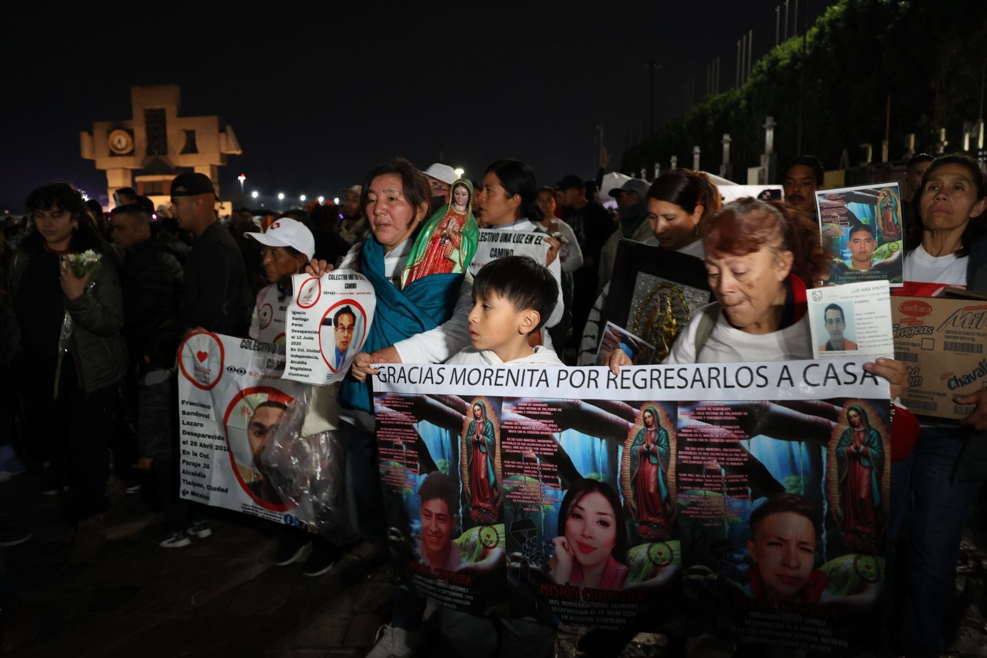 CIUDAD DE MÉXICO, 11DICIEMBRE2025.- En el marco del Día de lA Virgen de Guadalupe, familiares de personas desaparecidas que integran el colectivo Una Luz en el Camino arribaron a la Basílica de Guadalupe tras peregrinar desde el metro Coyuya en la alcaldía Iztacalco. Agradecieron a la Virgen de Guadalupe por los tesoros encontrados este año y pidieron que les permita encontrar a todas y todos los que hacen falta. FOTO: GALO CAÑAS/CUARTOSCURO.COM