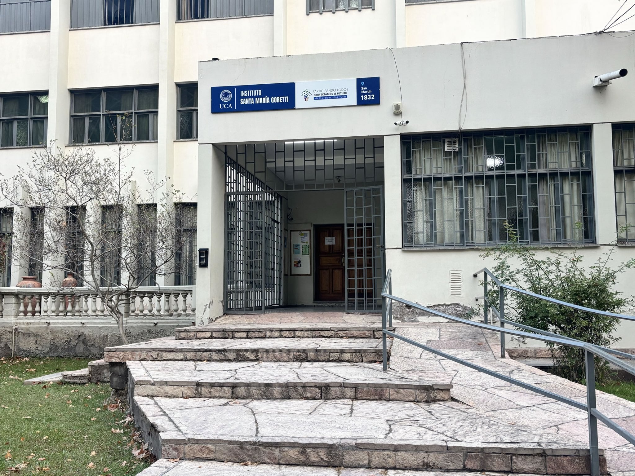 La salida de alumnos del Instituto debió reorganizarse ya que a metros se encontraba el cadáver de la niña y personal policial trabajando (Instituto Santa María Goretti)