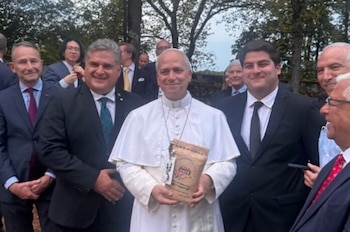 La entrega de una muestra al pontífice abre una oportunidad de proyección internacional para la caficultura de Honduras. (Cortesía)
