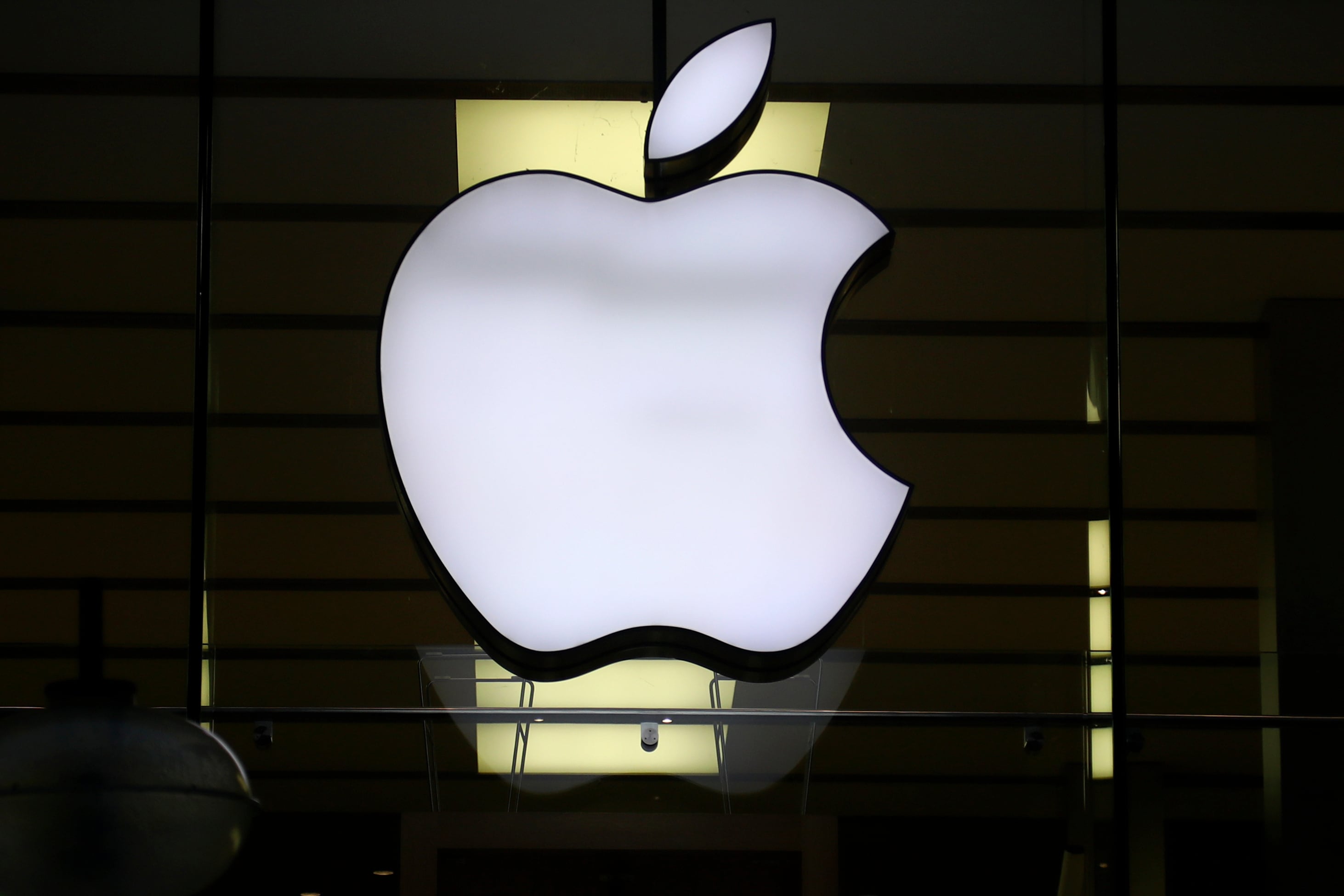 El logo de Apple en una tienda, el 16 de diciembre de 2020, en Múnich. (AP Foto/Matthias Schrader, Archivo)