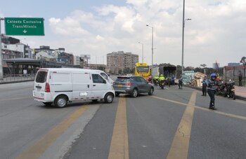 Camión volcado causó cierre de