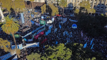 Gremios, dirigentes y opositores marcharán por la salud pública y el Gobierno rechaza las denuncias de recortes