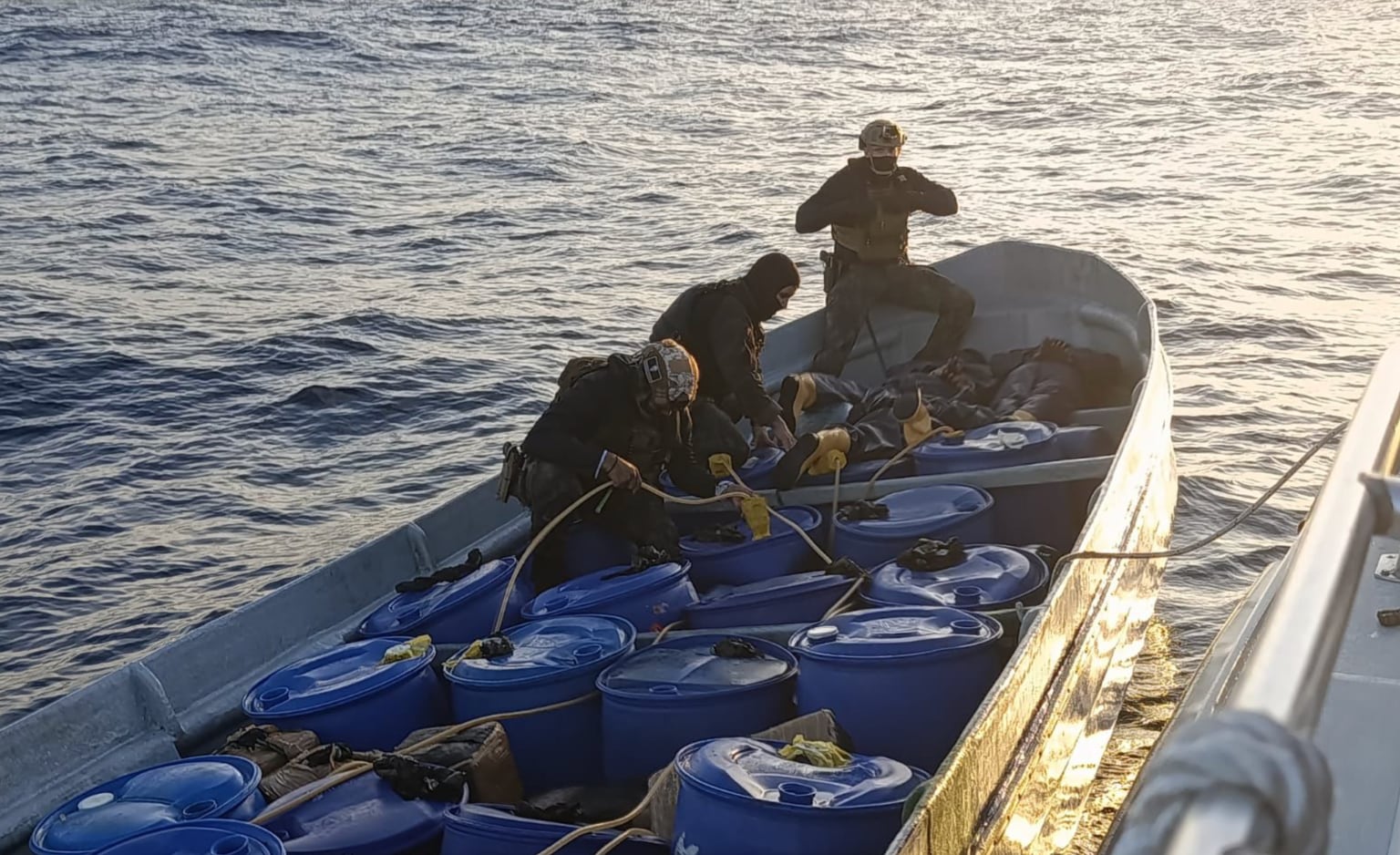 La embarcación fue interceptada a más de 300 kilómetros de Cabo Blanco, en el Pacífico Central. Cortesía: Ministerio de Seguridad Pública