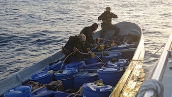 Guardacostas intercepta embarcación con 1,901 paquetes de cocaína en el Pacífico Central de Costa Rica