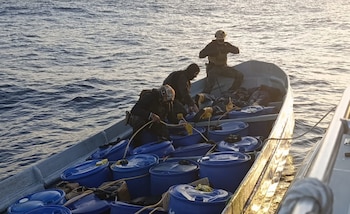 La embarcación fue interceptada a más de 300 kilómetros de Cabo Blanco, en el Pacífico Central. Cortesía: Ministerio de Seguridad Pública