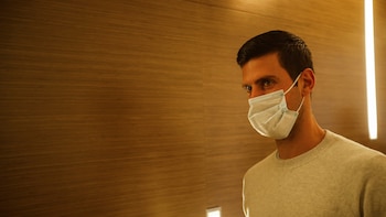 El biógrafo de Novak Djokovic advirtió que el tenista podría vacunarse contra el coronavirus tras el escándalo en Australia