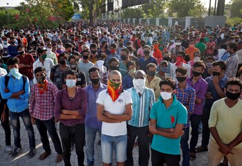 Trabajadores usan mascarillas