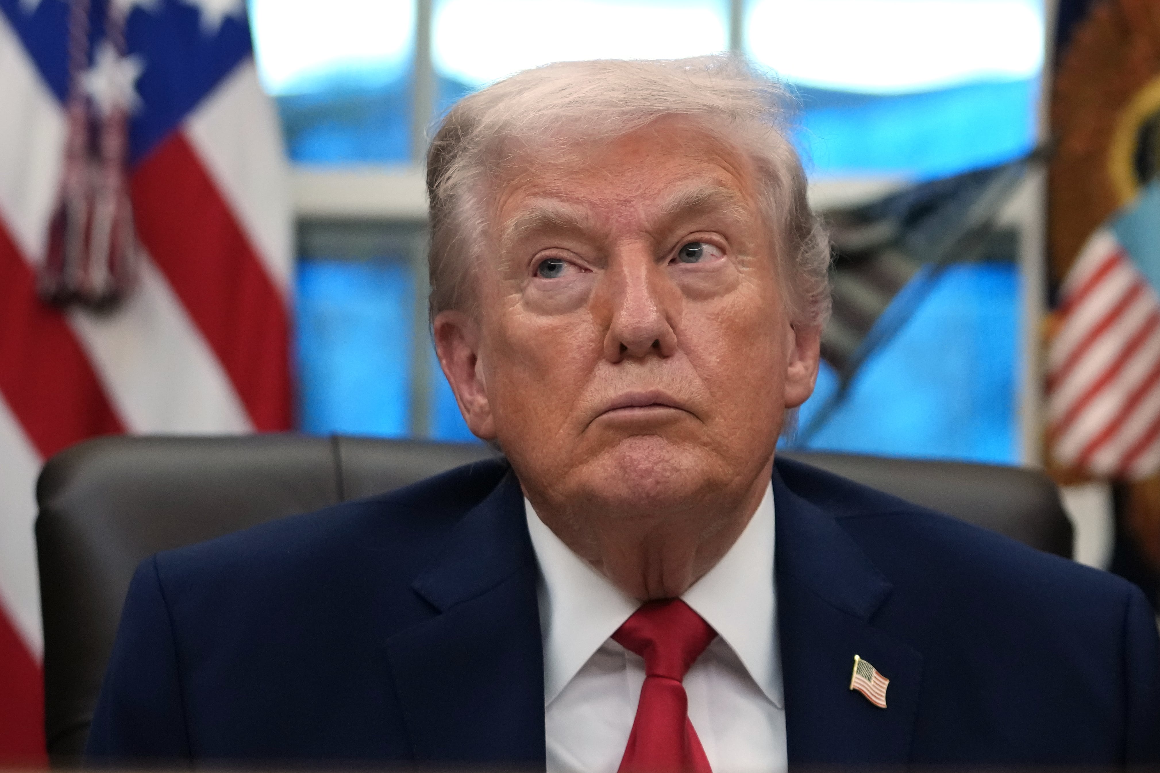 El presidente Donald Trump durante un evento en el Despacho Oval de la Casa Blanca (AP Foto/Allison Robbert)