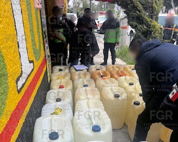 Bidones con hidrocarburo asegurados en la CDMX. Crédito: FGR